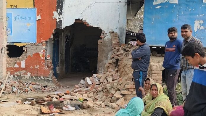 <b>प्रतापगढ़-में-भीषण-सड़क-हादसा:-झपकी-से-बेकाबू-हुई-कार,-चार-युवकों-की-जान-गई</b>