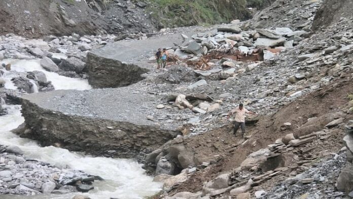 <b>हिमाचल-प्रदेश-में-बादल-फटने-से-बाढ़:-मृतकों-की-संख्या-सात-पर-पहुंची,-राहत-कार्य-जारी</b>