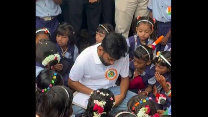 हिंगोली के सरकारी स्कूल का निरीक्षण करते CJP संस्थापक अभिजीत दीपके