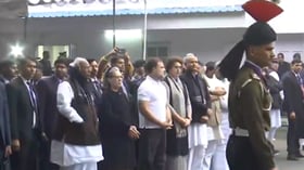 <b>سابق-وزیر-اعظم-منموہن-سنگھ-کی-آخری-وداعی،-کانگریس-رہنماؤں-کی-بڑی-تعداد-موجود</b>