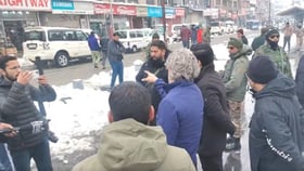 <b>کشمیر-میں-برفباری-نے-زندگی-کو-مفلوج-کر-دیا،-اہم-رابطے-بند-ہو-گئے</b>